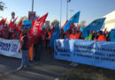Lo sciopero dei lavoratori edili sull'autostrada a Genova