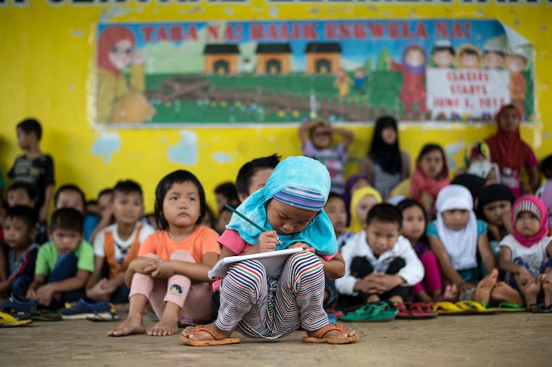Una bambina di cinque anni prende appunti, Mindanao, Filippine
(NOEL CELIS/AFP/Getty Images)
