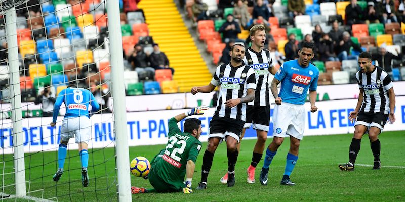 Jorginho esulta dopo aver portato in vantaggio il Napoli a Udine (MIGUEL MEDINA/AFP/Getty Images)