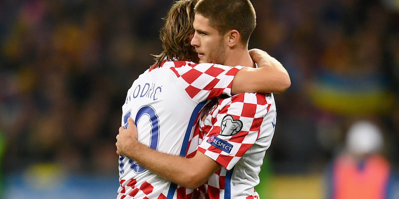 I croati Andrej Kramaric e Luke Modric dopo la vittoria contro l'Ucraina nell'ultima giornata dei gironi di qualificazione (Dan Mullan/Getty Images)