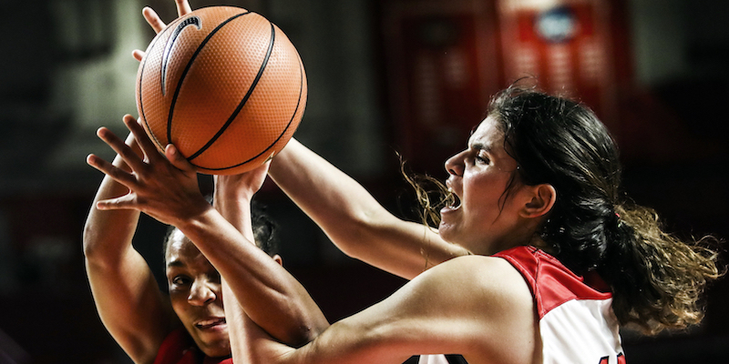 Raneem El Gedawy delle Western Kentucky Lady Toppers, a sinistra, lotta per la palla contro Chelsey Shumpert delle Union University, il 2 novembre alla E.A Diddle Arena di Bowling Green, in Kentucky
(Austin Anthony/AP)