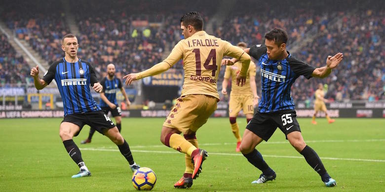 Ivan Perisic, centrocampista croato dell'Inter, e il suo compagno di squadra giapponese Nagatomo, contrastano il calciatore spagnolo del Torino Iago Falque durante una partita di Serie A (LaPresse)