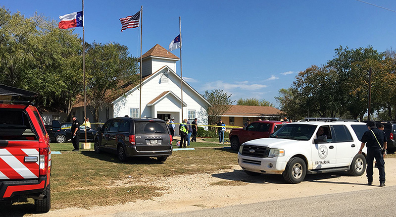 Polizia e soccorsi fuori dalla chiesa battista di Sutherland Springs (KSAT via AP)