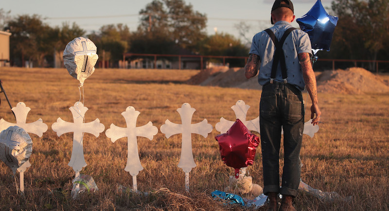Croci in ricordo dei morti nella strage, a Sutherland Springs 
(Scott Olson/Getty Images)