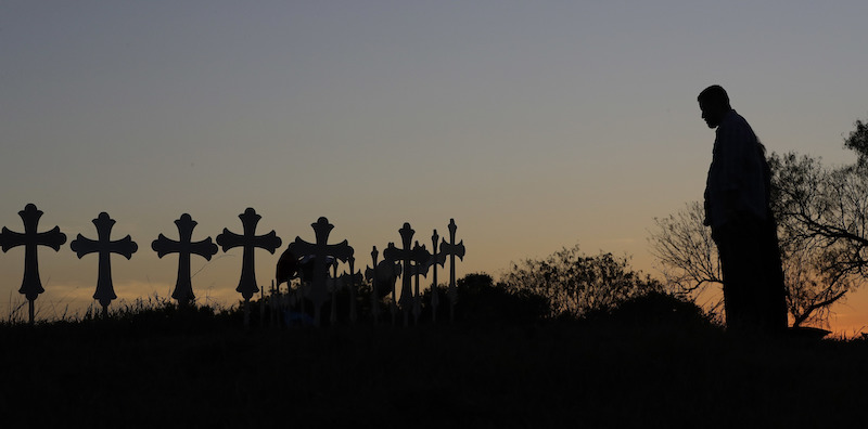 Croci in ricordo dei morti della strage in Texas, davanti alla chiesa di Sutherland Springs 
(AP Photo/David J. Phillip)