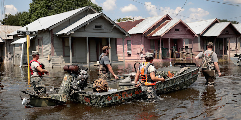 Agenti della Guardia Nazionale del Texas durante le operazioni di soccorso agli abitanti di Orange dopo il passaggio dell'uragano Harvey, il 2 settembre 2017 (Scott Olson/Getty Images)