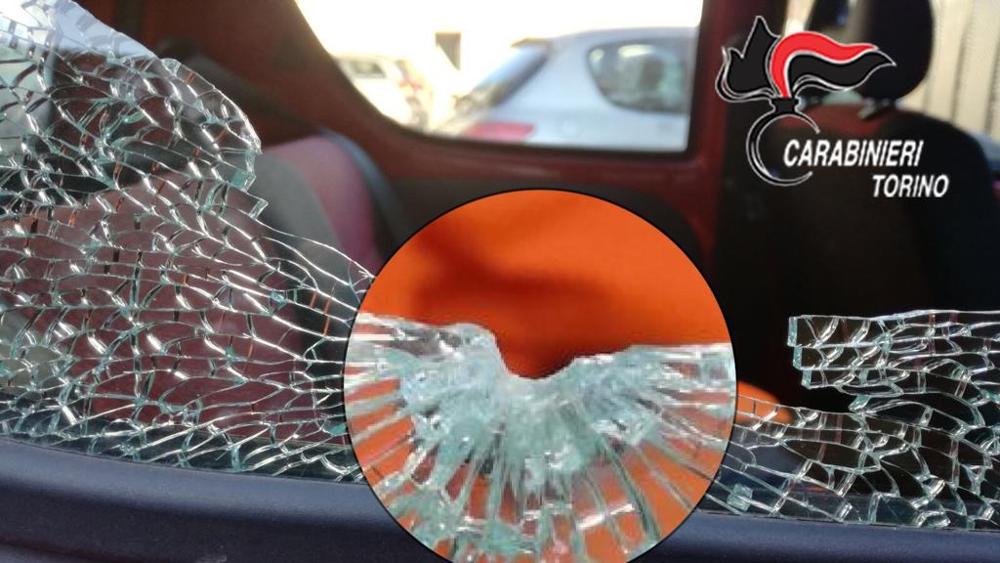 Un uomo è stato arrestato vicino a Torino per aver sparato all’auto di un altro autista dopo aver litigato per un sorpasso