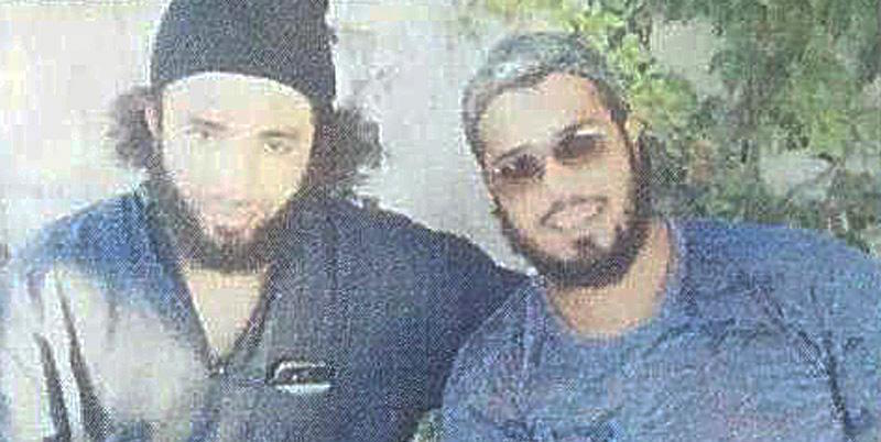 Foto presa da Facebook e mostrata durante una conferenza stampa mostra Labidi Wael (a destra), monitorato a Torino e probabilmente morto in Siria, in un selfie con un terrorista coinvolto nel rapimento del pilota giordano Muadh al Kassasbe nel 2014 (ANSA)