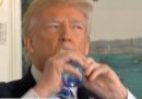 A Trump è venuta sete durante un discorso in TV e qualcuno si è vendicato