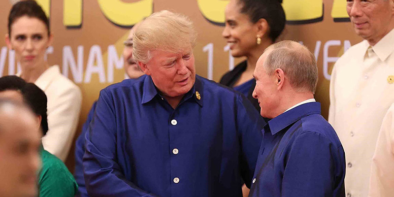 Il presidente degli Stati Uniti Donald Trump e il presidente russo Vladimir Putin mentre si stringono la mano all'Asia-Pacific Economic Cooperation (APEC) in Vietnam
(STR/AFP/Getty Images)