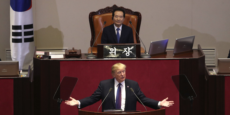 Il presidente degli Stati Uniti Donald Trump durante il suo discorso alla Camera della Corea del Sud, a Seul, l'8 novembre 2017; dietro di lui c'è Chung Sye-kyun, lo speaker della Camera (AP Photo/Andrew Harnik)