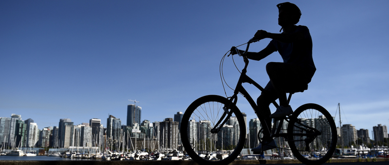 Un uomo su una pista ciclabile di Vancouver. (FRANCK FIFE/AFP/Getty Images)