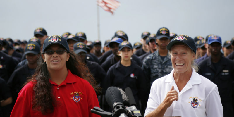 Jennifer Appel, a destra, e Tasha Fuiava parlano ad una conferenza stampa a bordo della nave militare che le ha salvate (AP Photo/Koji Ueda)
