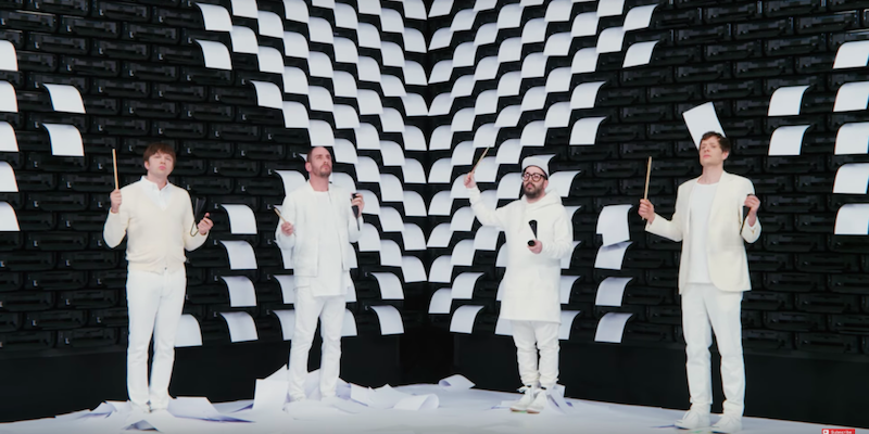 Una scena del nuovo video di Obsession degli Ok Go