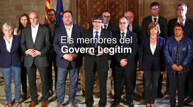 La prima versione della foto del "governo legittimo" della Catalogna, con le gambe di Santi Vila