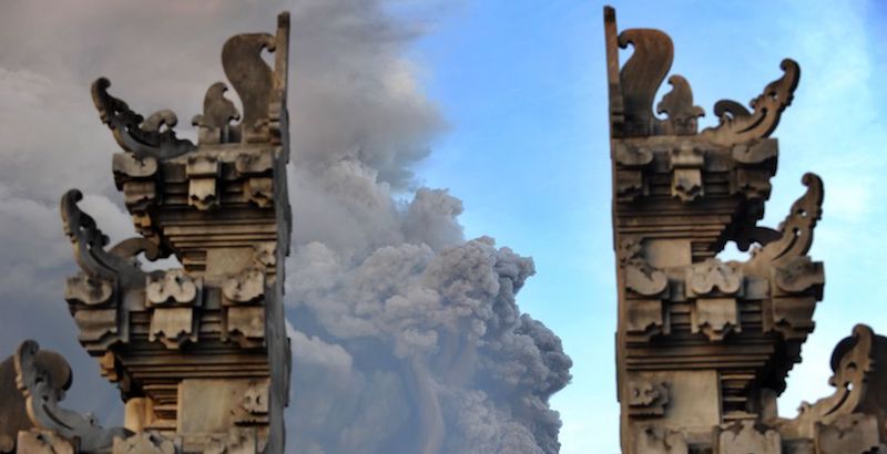 L'eruzione del vulcano Agung fotografata dal tempio di Kubu, Bali, Indonesia, 26 novembre 2017 
(SONNY TUMBELAKA/AFP/Getty Images)