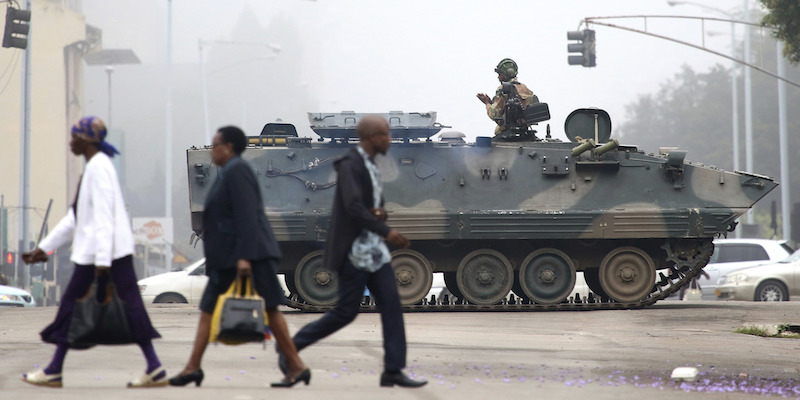 Un mezzo militare ad Harare, la capitale dello Zimbabwe (AP Photo)