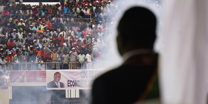 Il presidente dello Zimbabwe, Emmerson Mnangagwa, durante la cerimonia del suo giuramento allo stadio di Harare, il 24 novembre 2017 (ZINYANGE AUNTONY/AFP/Getty Images)