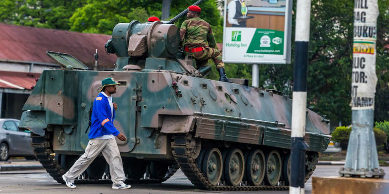 Un mezzo blindato dell'esercito sorveglia una delle strade di Harare, Zimbabwe (AP Photo)
