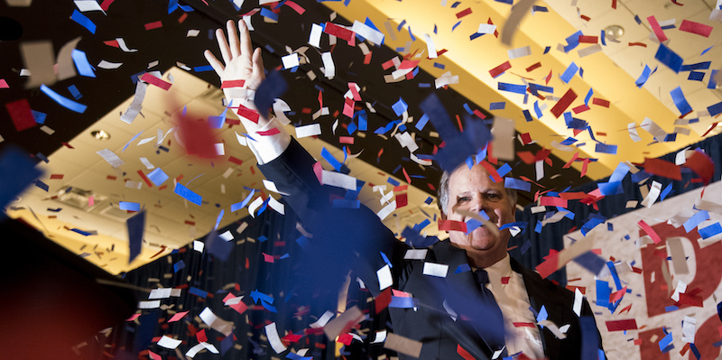 Doug Jones del Partito Democratico festeggia la vittoria. (CQ Roll Call via AP Images)