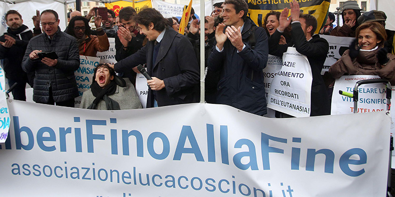 festeggiamenti in piazza Montecitorio dopo il voto sul biotestamento al Senato, Roma, 14 dicembre 2017
(ANSA/VINCENZO TERSIGNI)