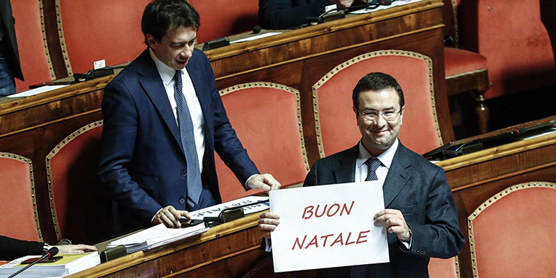 Auguri di buon Natale del senatore della Lega Stefano Candiani durante il voto di fiducia sulla Legge di Bilancio e poco prima dell'inizio della discussione sullo ius soli, Roma 23 dicembre 2017. (ANSA/GIUSEPPE LAMI)