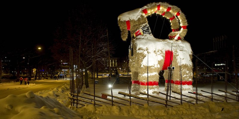La Gävlebocken – la capra natalizia della città svedese di Gävle – com'era l'8 dicembre 2012: cinque giorni dopo fu incendiata da tre persone (AP Photo/Scanpix, Fredrik Sandberg) SWEDEN OUT