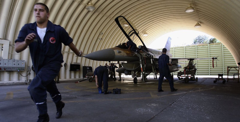 La tv statale siriana dice che Israele ha bombardato una base militare vicino a Damasco