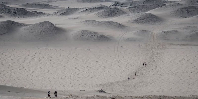 Corridori della Marathon des Sables nel deserto tra Coyungo e Samaca, il 29 novembre
(JEAN-PHILIPPE KSIAZEK/AFP/Getty Images)