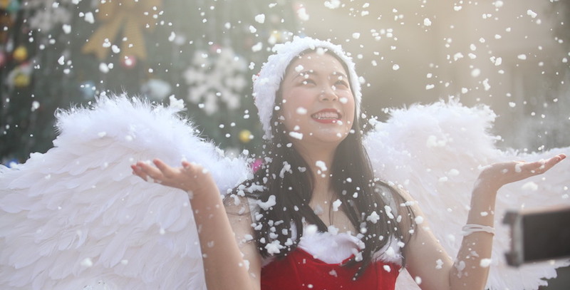 Una studendessa vestita da angelo e Babbo Natale a una sfilata ispirata a quella di Victoria's Secret per festeggiare il Natale nel campus universitario dell'aviazione civile dello Sichuan a Chengdu, in Cina
(Imaginechina via AP Images)