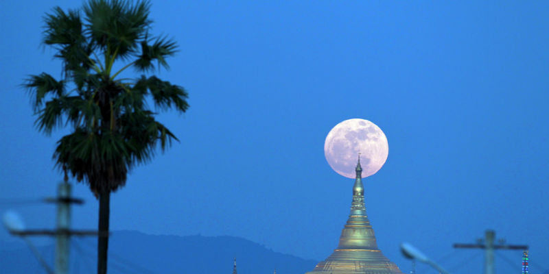 La superluna e la pagoda Uppatasanti a Naypyidaw, in Myanmar, 3 dicembre 2017
(AP Photo/Aung Shine Oo)