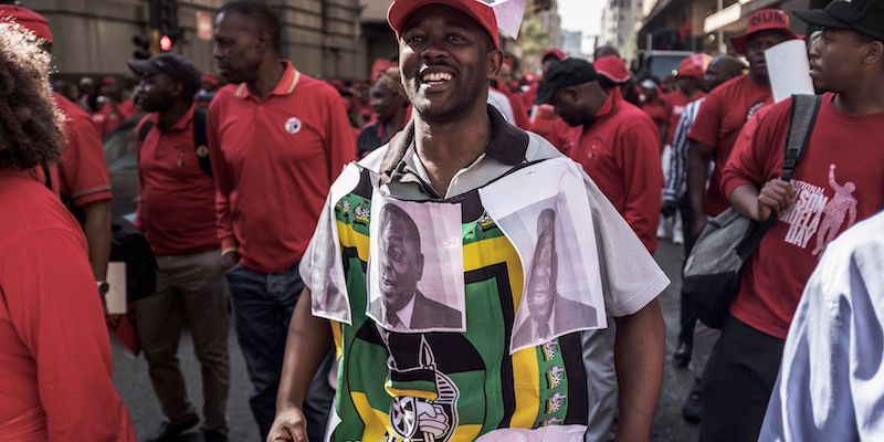Un sostenitore di Cyril Ramaphosa, il vicepresidente del Sudafrica, a Johannesburg, il 27 settembre 2017 (GIANLUIGI GUERCIA/AFP/Getty Images)