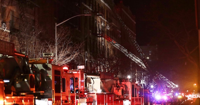 Mezzi dei vigili del fuoco intorno al palazzo del Bronx dove c'è stato l'incendio (AP Photo/Frank Franklin II)