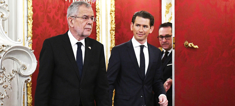 Il presidente austriaco Alexander Van der Bellen con il prossimo cancelliere Sebastian Kurz e il prossimo vice cancelliere Heinz-Christian Strache. (HANS PUNZ/AFP/Getty Images)