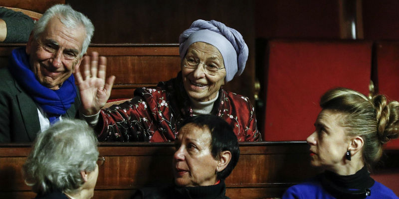 Emma Bonino con alcuni rappresentanti dell'associazione Luca Coscioni durante il voto al Senato. (ANSA/GIUSEPPE LAMI)