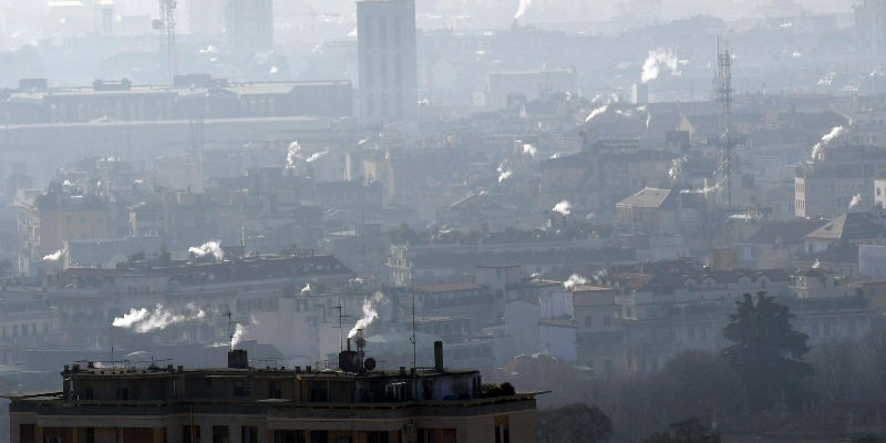Smog a Milano nel gennaio del 2017 (ANSA/Daniel Dal Zennaro)