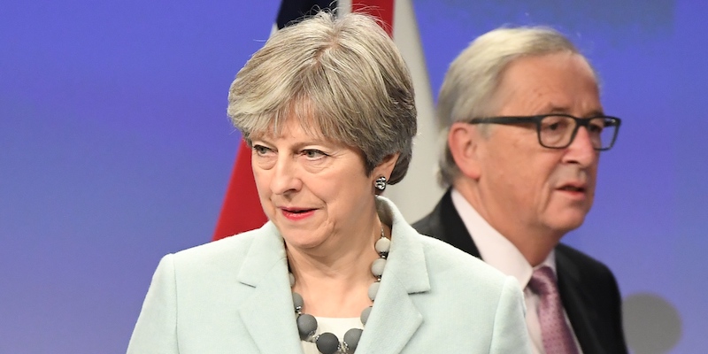 La prima ministra del Regno Unito Theresa May e il presidente della Commissione Europea Jean-Claude Juncker, a Bruxelles, l'8 dicembre 2017 (AFP PHOTO / EMMANUEL DUNAND)