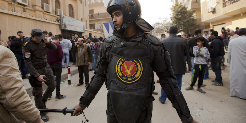 Un poliziotto di fronte alla chiesa di Mar Mina, al Cairo, il 29 dicembre (AP Photo/Amr Nabil)