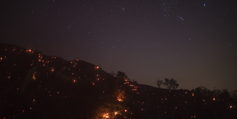 Una montagna in fiamme a Montecito, in California, fotografata la notte del 16 dicembre
(David McNew/Getty Images)