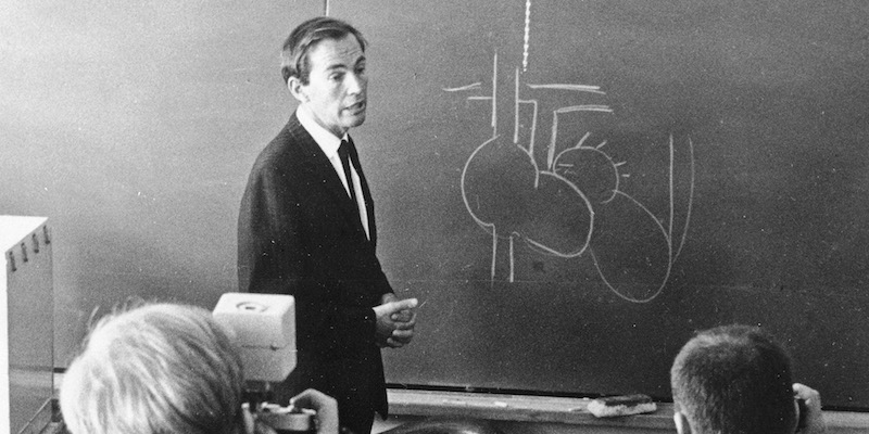 Christiaan Barnard spiega come ha realizzato il primo trapianto di cuore umano a un gruppo di giornalistu a Città del Capo, il 10 dicembre 1967 (AP Photo/Cape Argus)