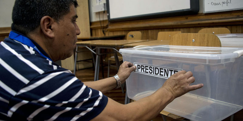 La preparazione di un'urna elettorale per il ballottaggio delle presidenziali in Cile, nella scuola superiore Amunategui di Santiago, il 15 dicembre 2017 (MARTIN BERNETTI/AFP/Getty Images)