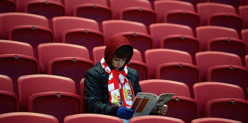 Un tifoso del Bristol City aspetta l'inizio di una partita nello stadio di Bristol, Regno Unito 
(Harry Trump/Getty Images)