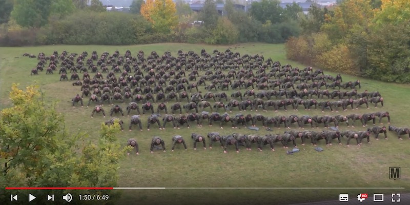 Un episodio di "Die Rekruten" in cui le reclute devono fare moltissime flessioni (Bundeswehr/YouTube)