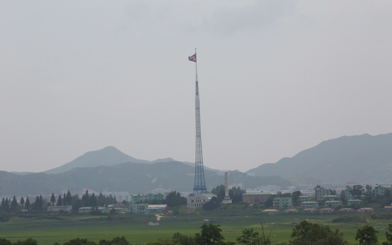 Una bandiera nordcoreana lungo la DMZ. (AP Photo/Ahn Young-joon)