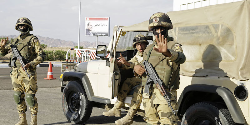 Tre soldati egiziani nel Sinai (AP Photo/Thomas Hartwell, File)