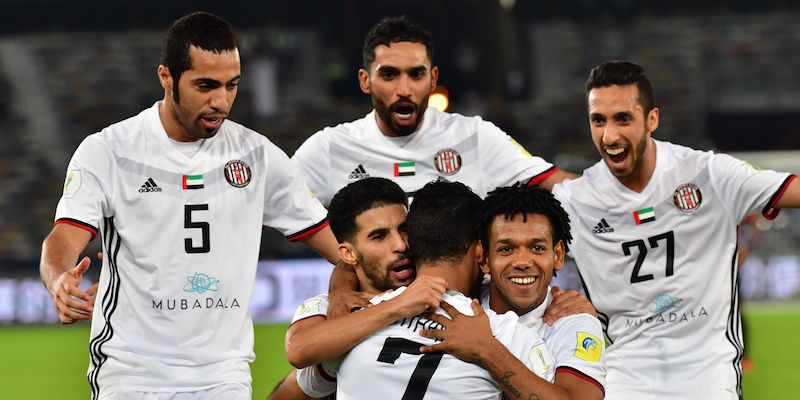 I giocatori dell'Al-Jazira Club festeggiano il gol della vittoria contro gli Urawa Reds Diamonds (AFP PHOTO / GIUSEPPE CACACE