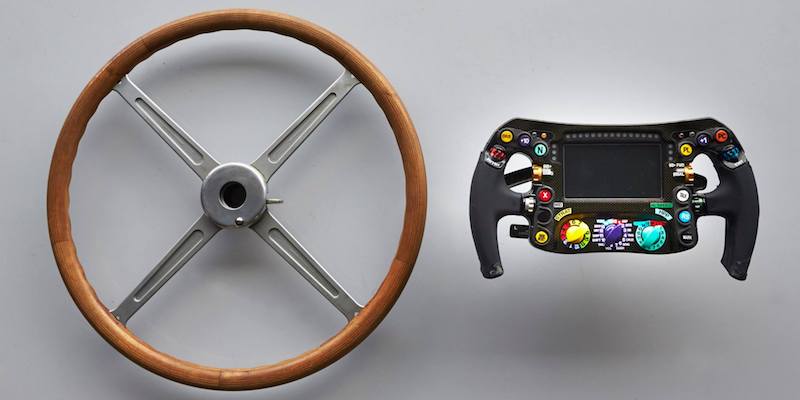 Un volante di Formula 1 del 1954 e uno del 2014, a confronto
