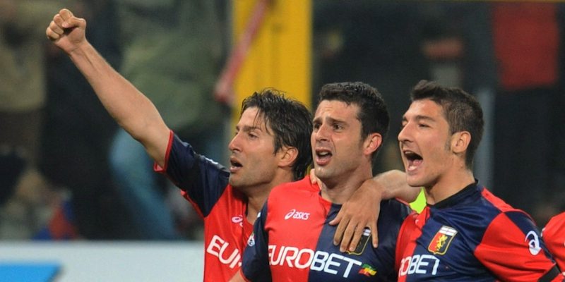 Thiago Motta festeggiato da Sculli e Bocchetti dopo un gol segnato con il Genoa nella stagione 2008/2009 (LaPresse)