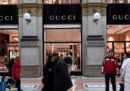 Gucci ha confermato che la polizia ha perquisito i suoi uffici di Milano per presunta evasione fiscale