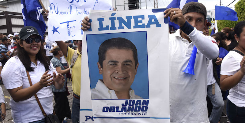 Un poster con il volto di Juan Orlando Hernandez (JOHAN ORDONEZ/AFP/Getty Images)